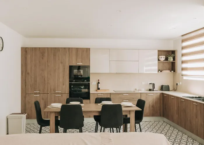 B5 The Palm Court * San Pawl il-Baħar