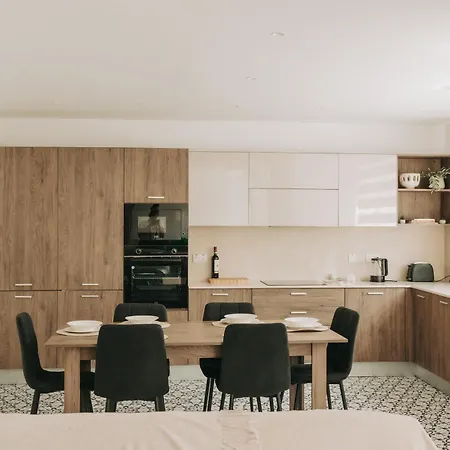 B5 The Palm Court * San Pawl il-Baħar